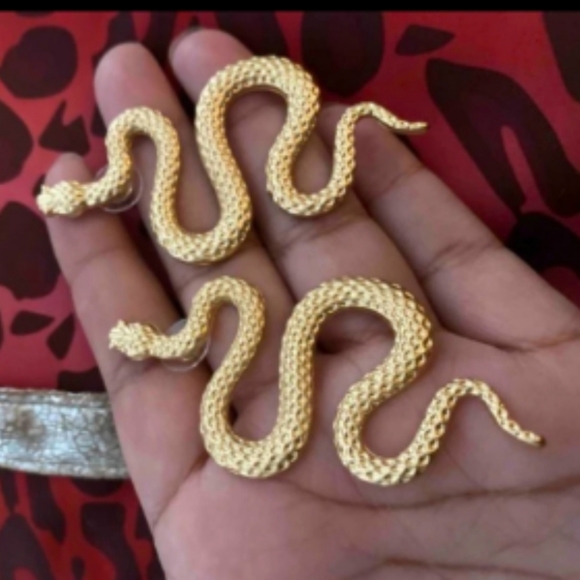Stylish Gold Snake Design Pierced Earrings! Brand New! Never Been Worn! - Picture 7 of 7